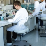 Lab Chair red with castors
